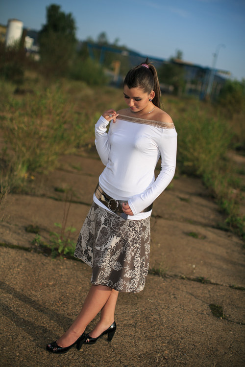 Sukýnka s krajkovým motivem — foto 1