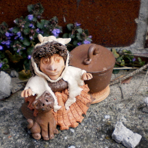 Ježibabka s hrncem,kočičková,9cm — foto 1