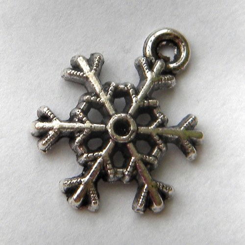 Kovový přívěsek - vločka 17x13 mm - 2 ks