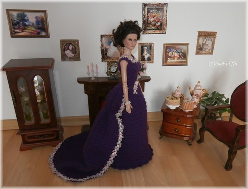 Háčkované šaty s vlečkou pro panenku tonner — foto 1