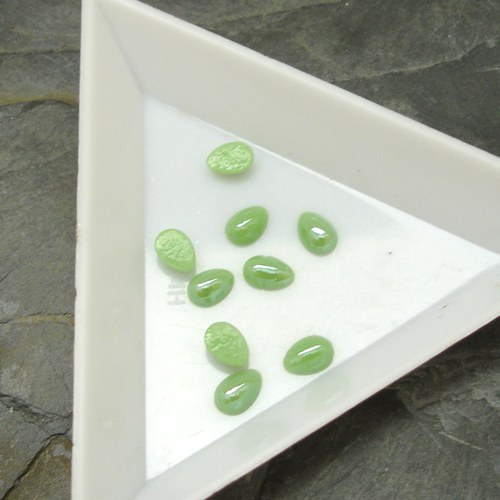 Skleněný kabošonek 6x4mm - 9ks - sv. zelený
