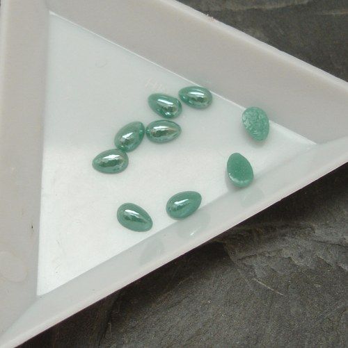 Skleněný kabošonek 6x4mm - 9ks - tm. zelený
