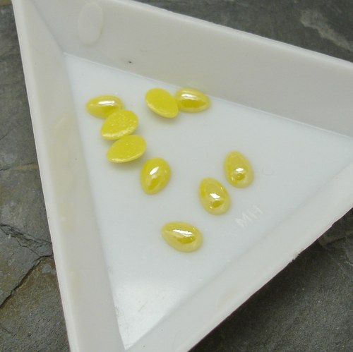 Skleněný kabošonek 6x4mm - 9ks - žlutý