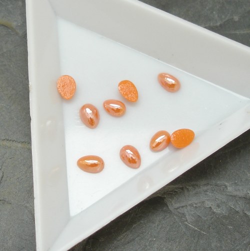 Skleněný kabošonek 6x4mm - 9ks - ozanžový