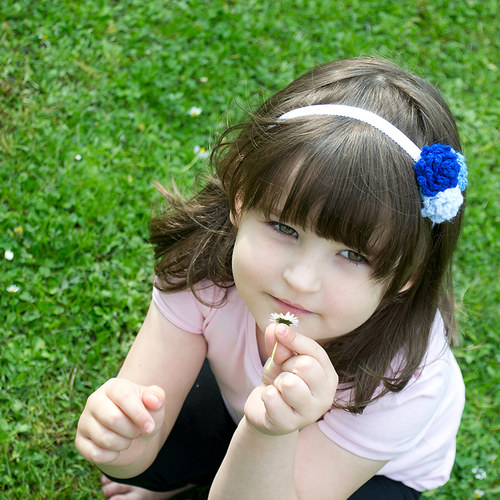 Dívčí čelenka s háčkovanou květinou — foto 1