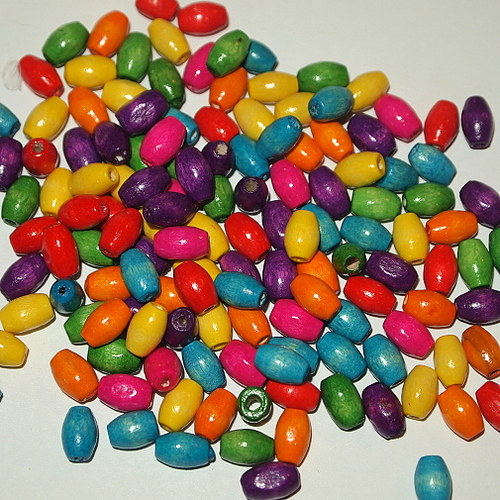 Dřevěné korálky - válečky 8 x 5 mm (cena 200ks)
