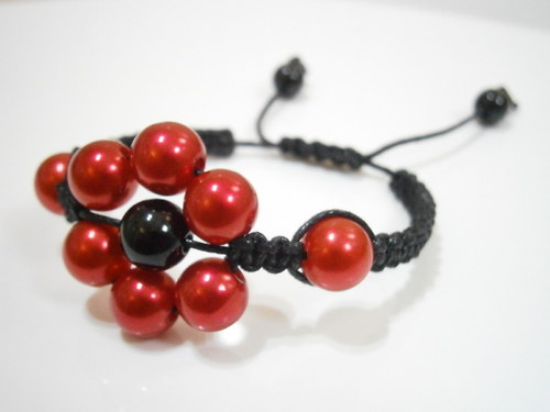Náramek Shamballa červená kytička