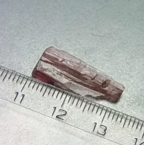 Rubelit surový (turmalín) - D689 — foto 1