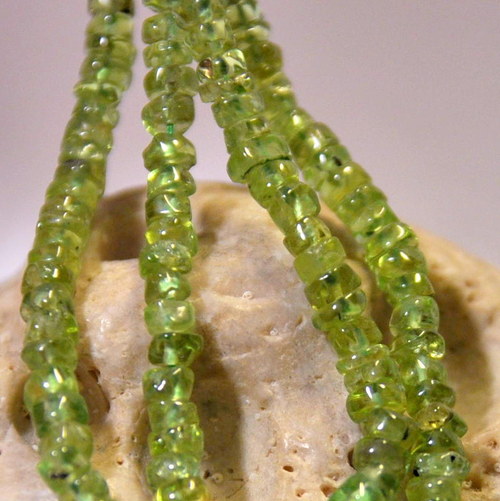 PERI 1O7 OLIVÍN Peridot heishi 4x2mm /6ks — foto 1