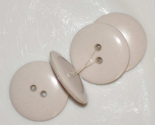 Knoflík bílý velký.