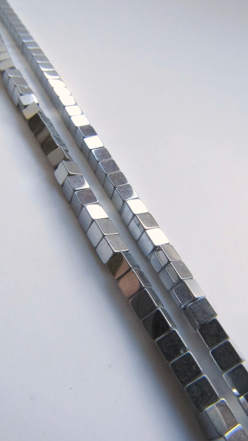 Hematit kostičky 0,2 cm x 0,2cm, 10Ks
