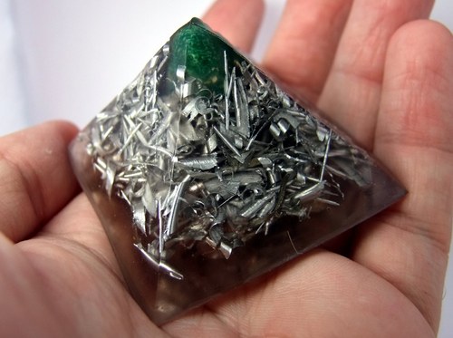 Orgonitová pyramida s amazonitem — foto 1