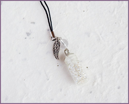 Lahvička bílá s lístkem — foto 1
