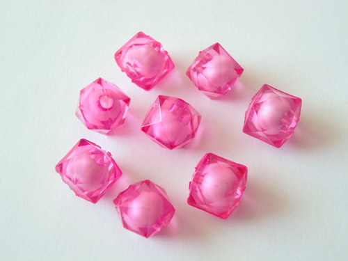 Akrylové broušené kostičky fuchsiové 10mm/8ks