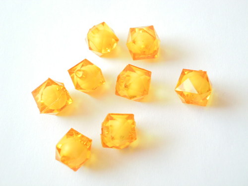 Akrylové broušené kostičky oranžové 10mm/8ks