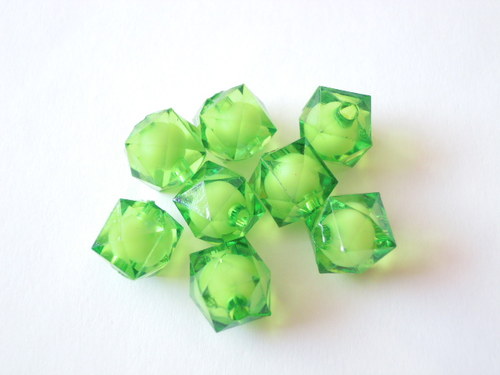 Akrylové broušené kostičky zelené 10mm/8ks