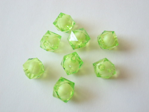 Akrylové broušené kostičky sv.zelené 10mm/8ks