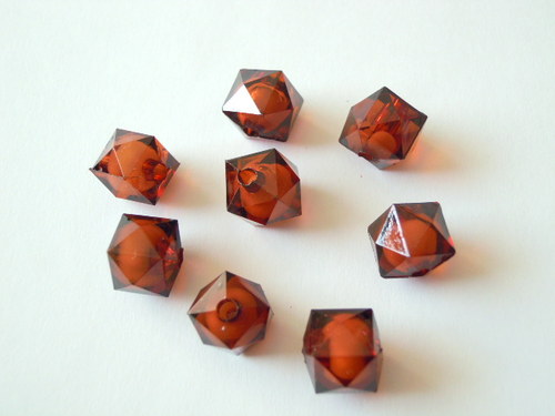 Akrylové broušené kostičky hnědé 10mm/8ks