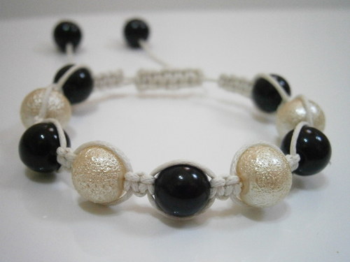 Náramek Shamballa béžový/černý