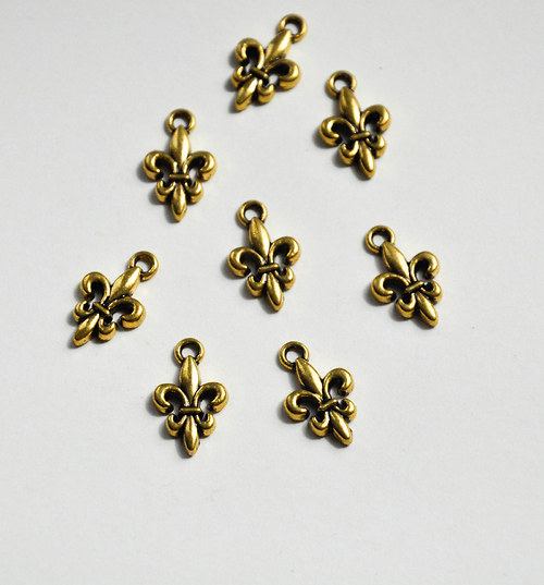 Starozlaté přívěsky Fleur de Lis - 12mm - 20 ks