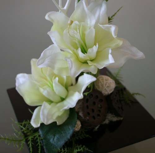 Ikebana s amarylisy a kalami — foto 1