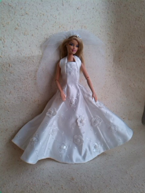 Svatební bilé šaty pro Barbie — foto 1
