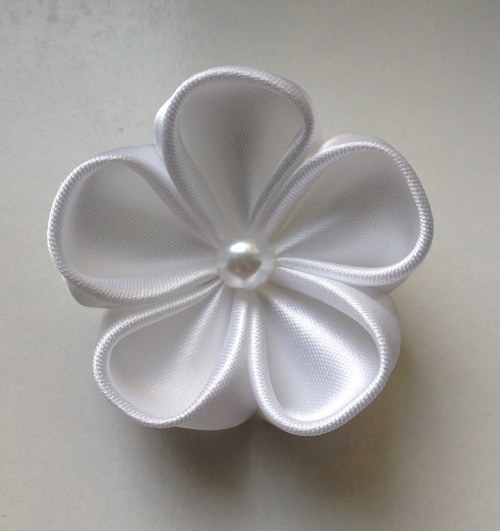 Kanzashi bílá s perličkou — foto 1