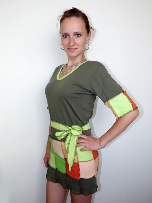 Šaty "Mini khaki s kostkami a páskem" — foto 1
