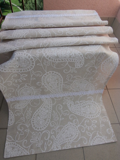 BĚHOUN: bílé ornamenty na režné — foto 1
