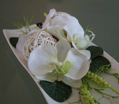 Keramický tác s orchidejemi v zelenobílé — foto 1