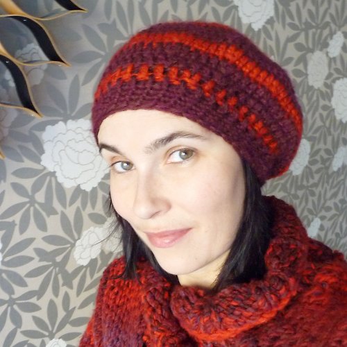 Vínový baret s pruhy — foto 1