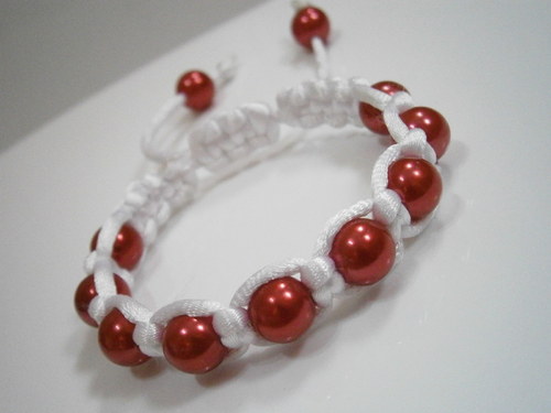 Náramek červený/bílý (shamballa) — foto 1