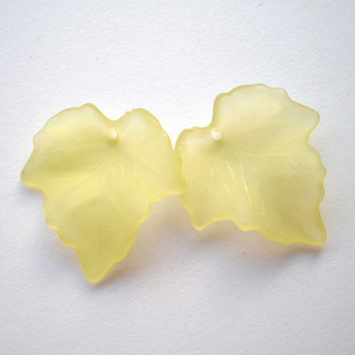 Plastový lístek matný 24x25 mm žlutý 2 ks