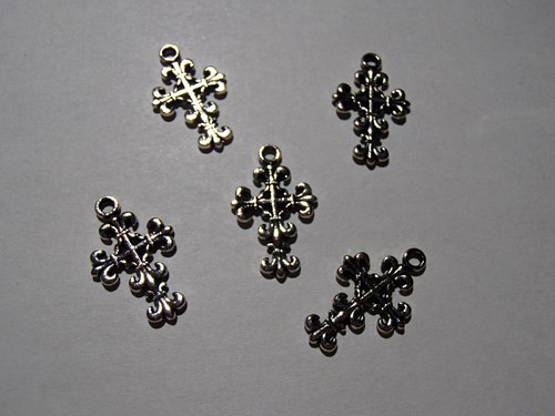 Kovový křížek 23 x 13mm — foto 1