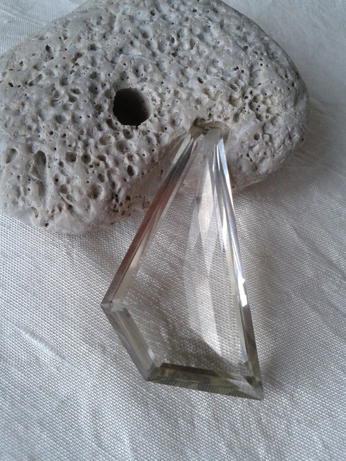 Záhněda umělá (spinel)