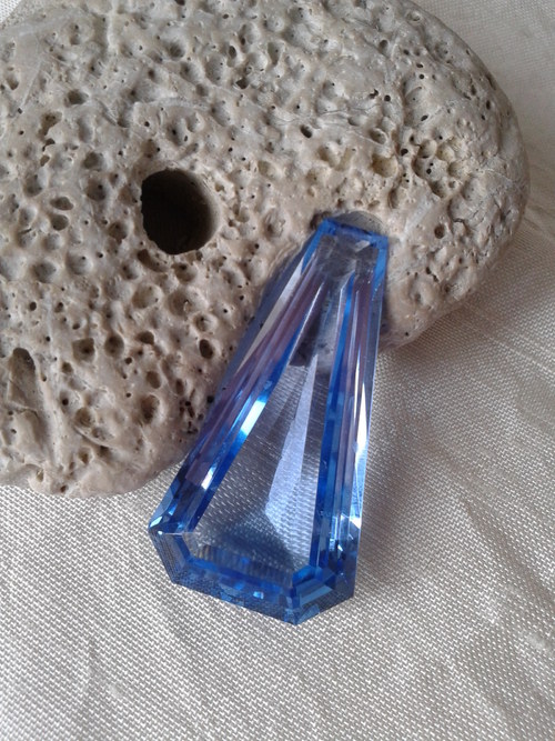 Modrý spinel umělý