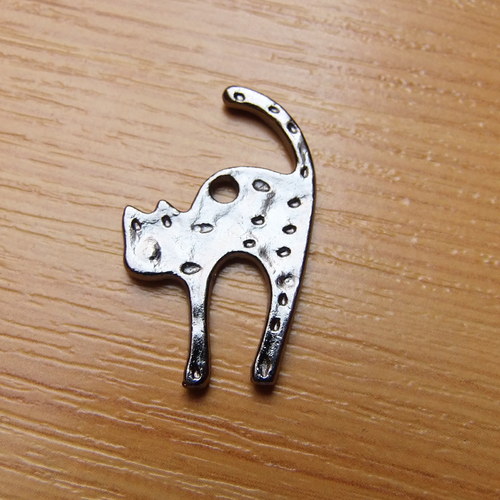 Kočka - gunmetal - 26 x 20mm