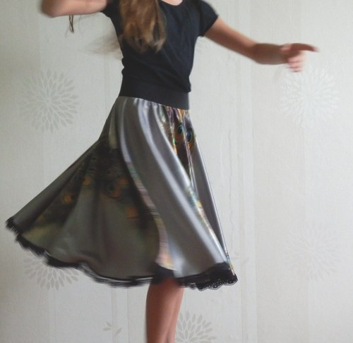 ***Kolová paví sukýnka*** — foto 1