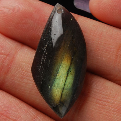 Labradorit - přívěsek (32 x 15 x 8 mm) — foto 1