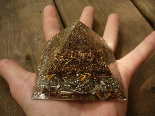 Orgonit -pyramida s křišťálem — foto 1