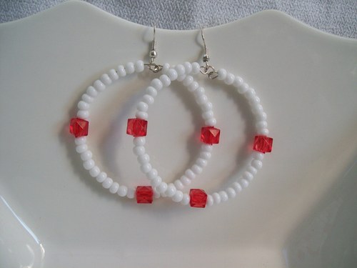 Náušnice kruhy bílé s kostkami