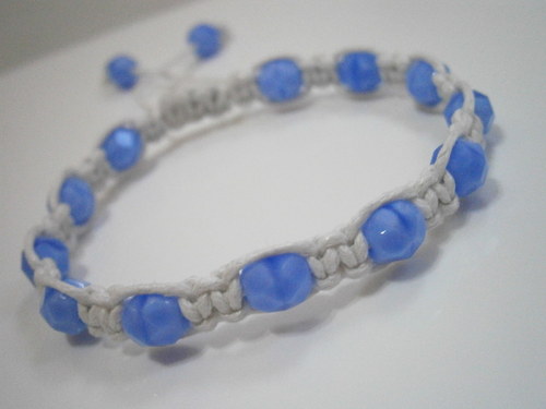 Náramek Shamballa modrý/bílý