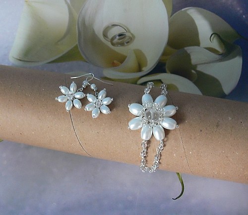 Sada šperků s bílými perličkami a korálky