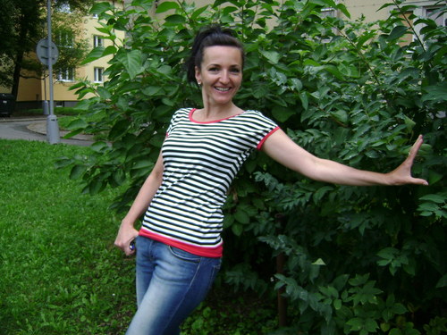 Pruhované tričko s červenou — foto 1
