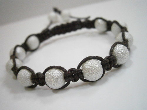 Shamballa náramek hnědý/bílý — foto 1
