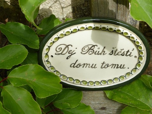 Keramická cedulka "Dej Bůh štěstí..."