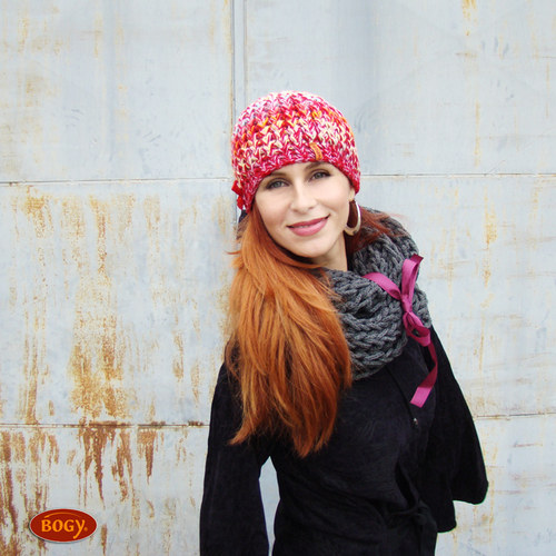 Barevná háčkovaná hučka, červený mix — foto 1