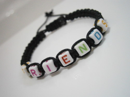 Náramek s textem - FRIENDS (Shamballa) — foto 1