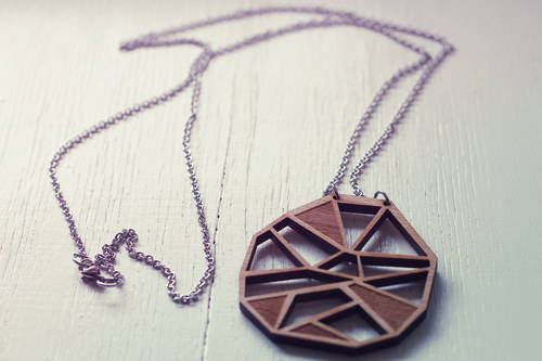 Dřevěný diamant s gravírováním — foto 1