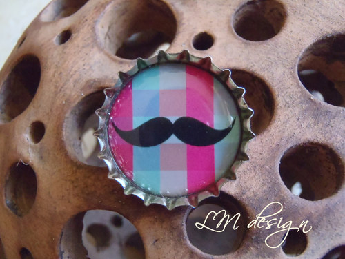 Moustache káro - zátková brož — foto 1